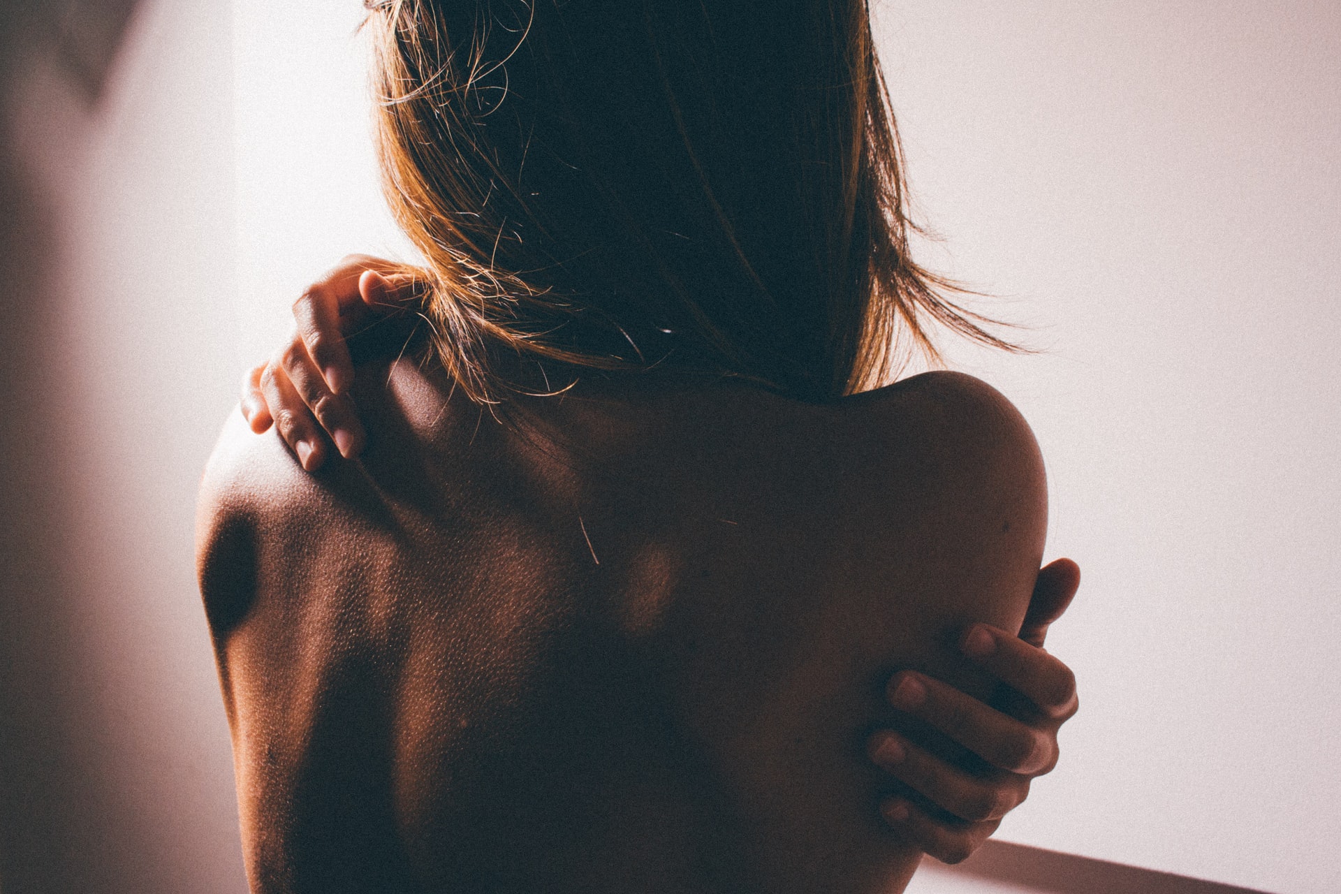 Боль в верхней части спины при вдохе - в чём причина?